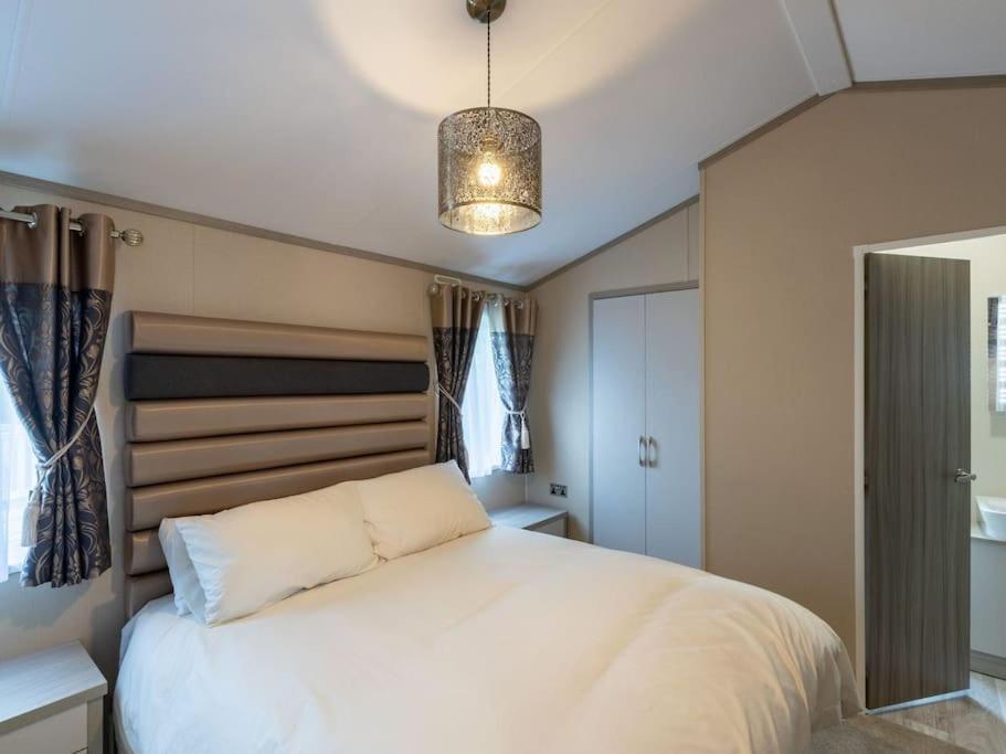 - White X Bay Apartment