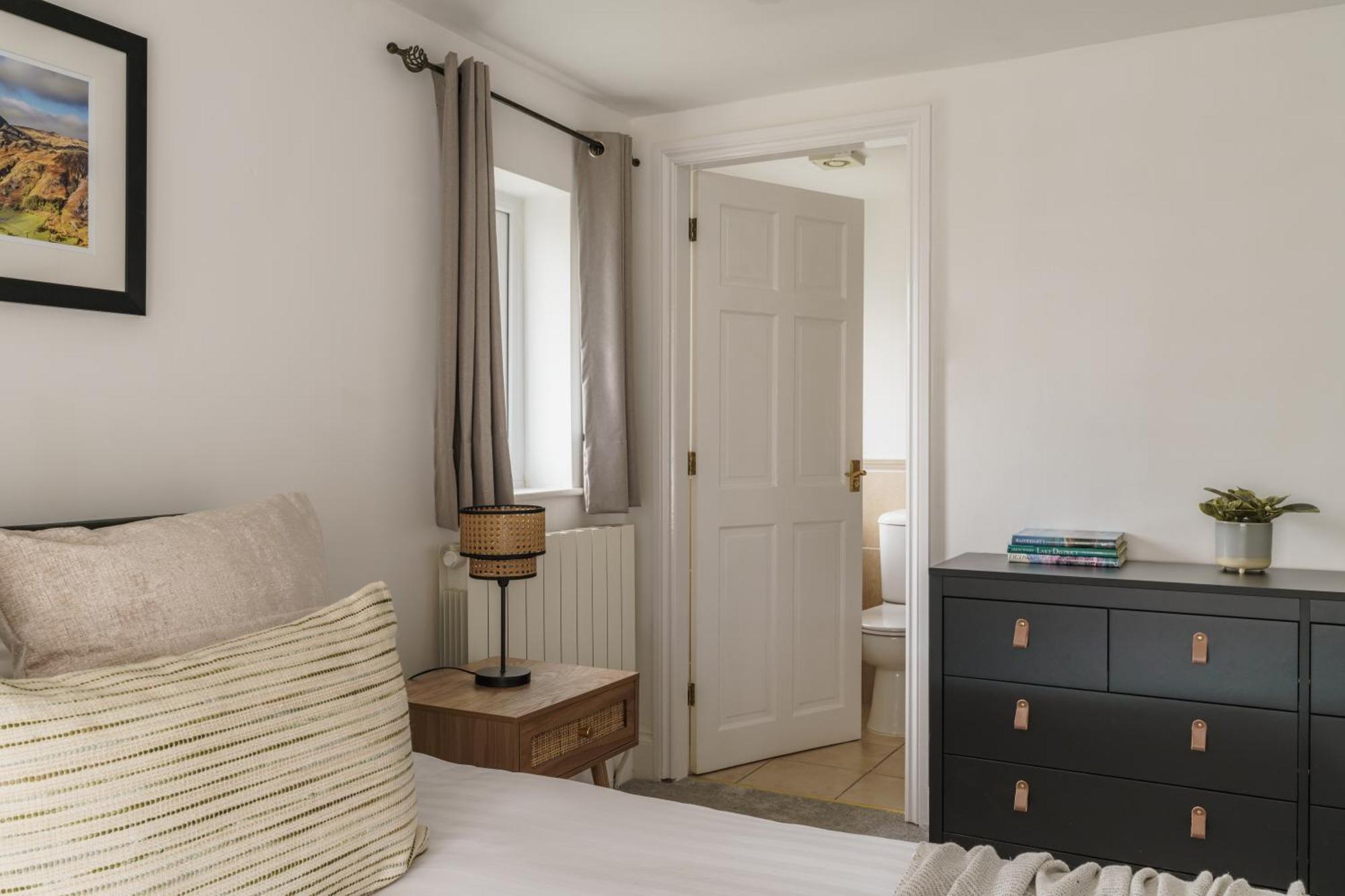 Heathmere- Lovely Views, Free Parking, Pet Friendly Holiday home *