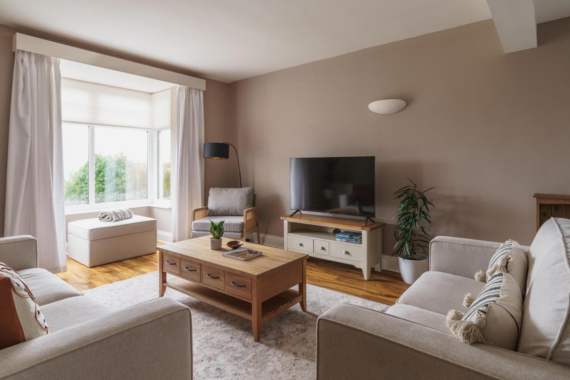 Heathmere- Lovely Views, Free Parking, Pet Friendly Holiday home *
