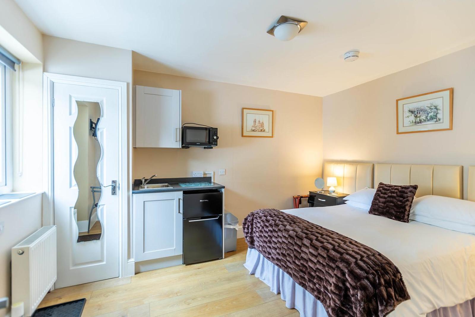 Roger Ground - With Onsite Car Parking 4*