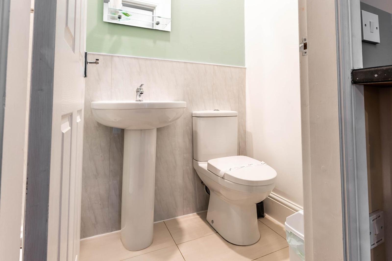 Guest house Roger Ground - With Onsite Car Parking 4*