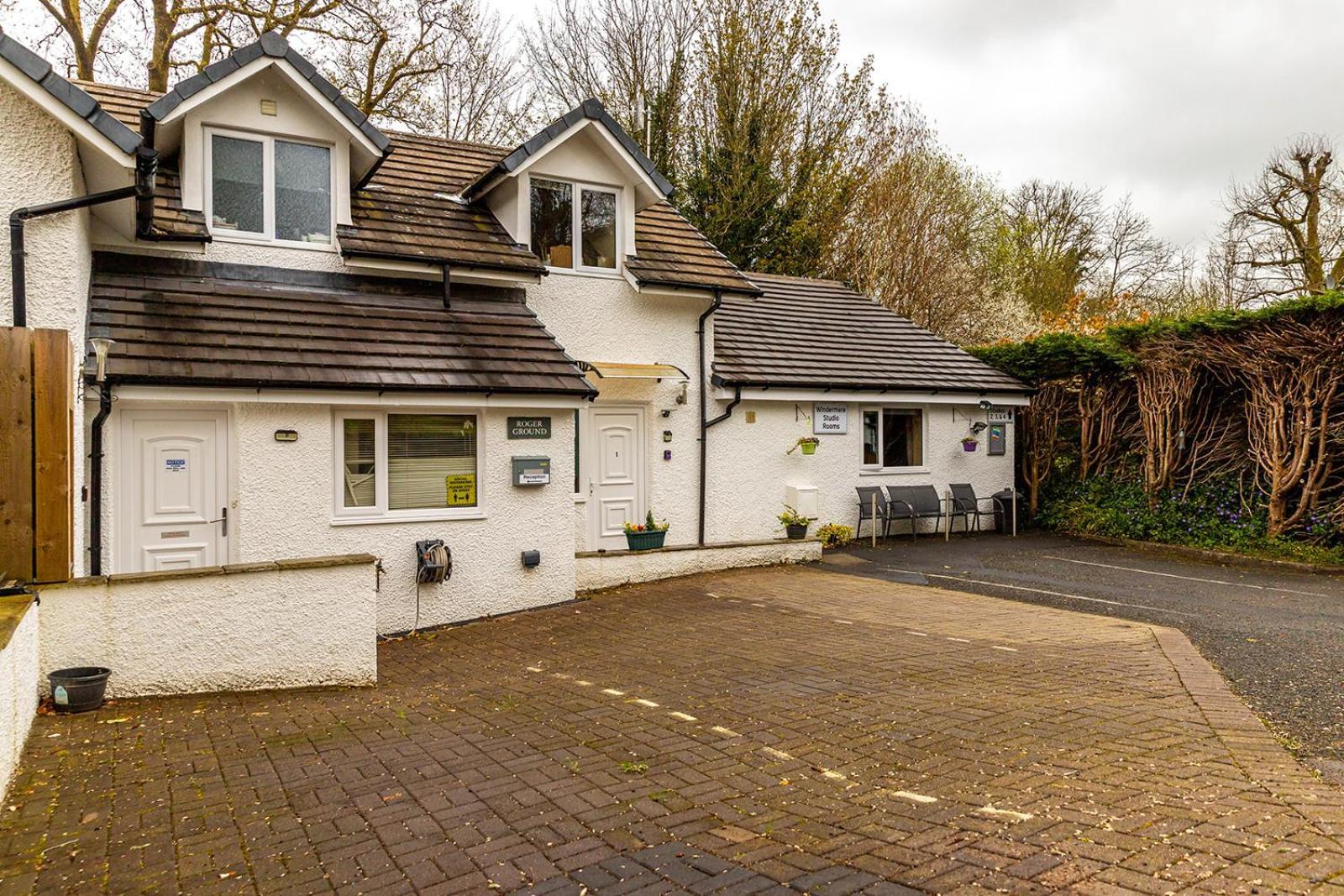 Roger Ground - With Onsite Car Parking Guest house