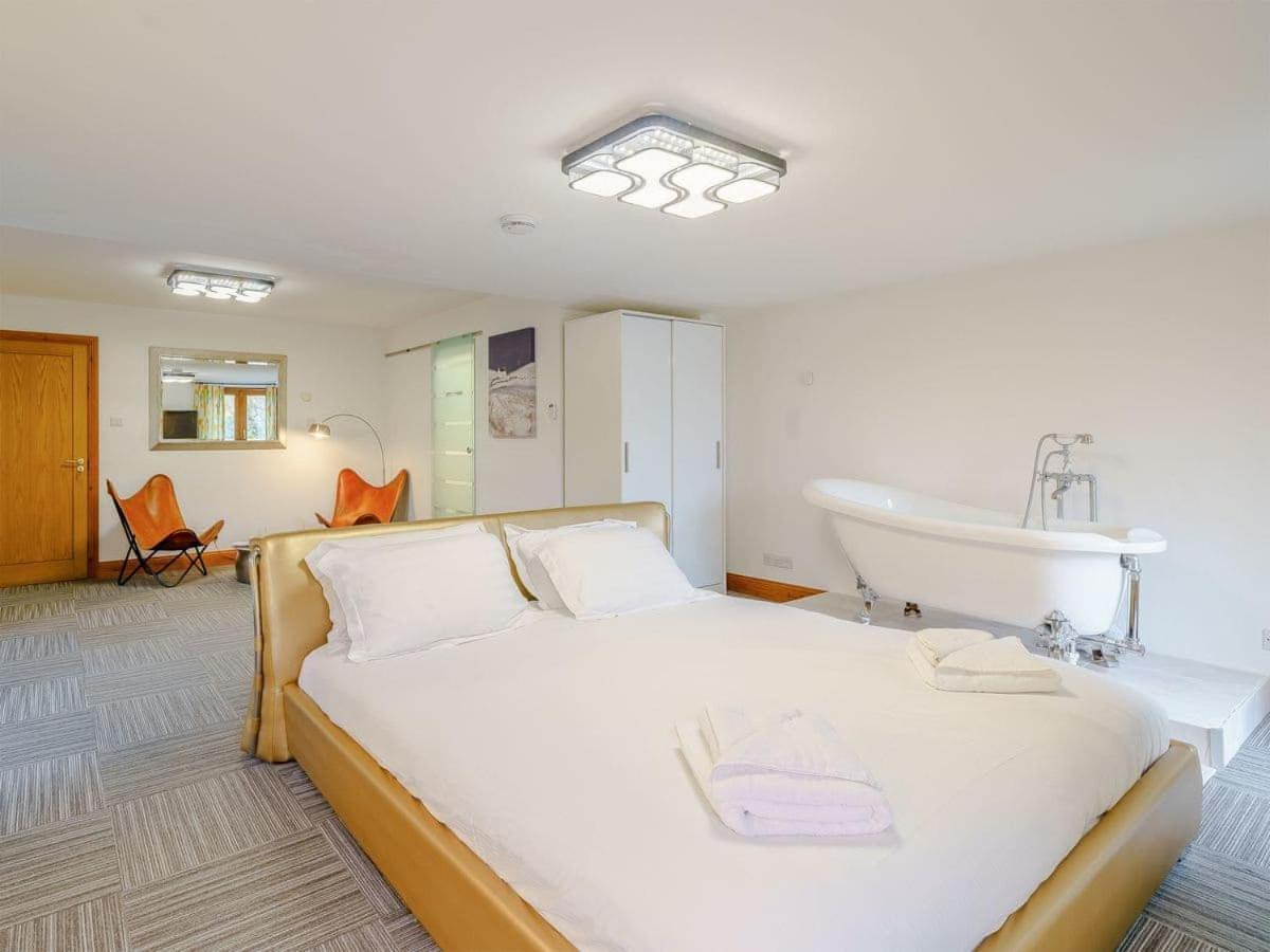 View From Within, Bowness - Dog Friendly With Hot Tub Windermere
