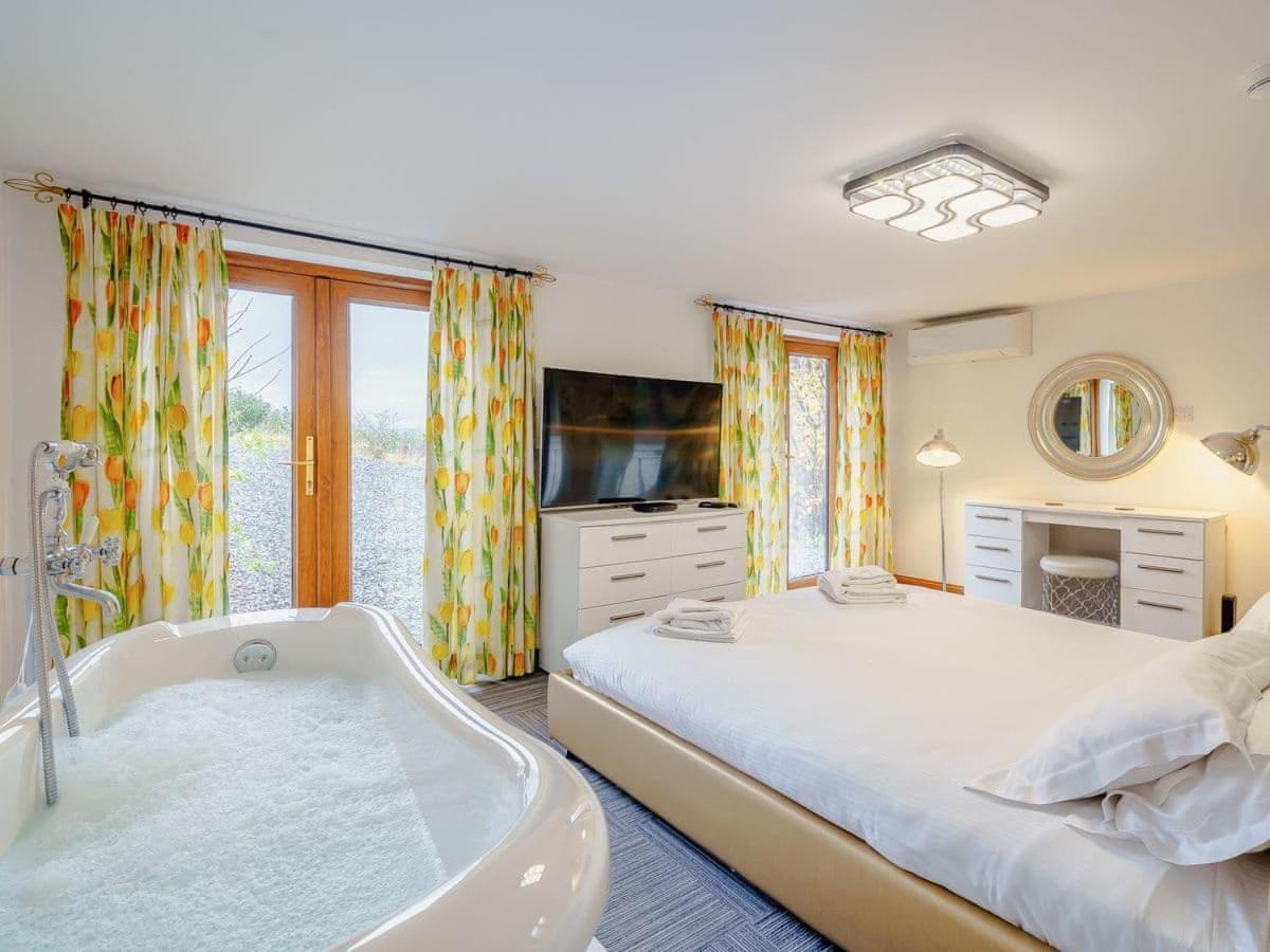 View From Within, Bowness - Dog Friendly With Hot Tub