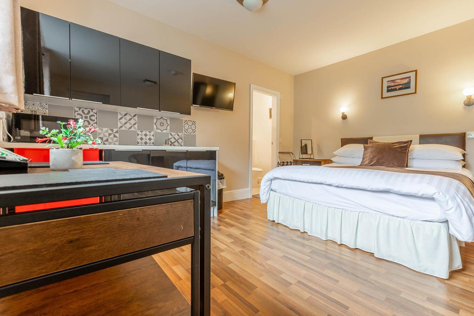 Roger Ground - With Onsite Car Parking Guest house