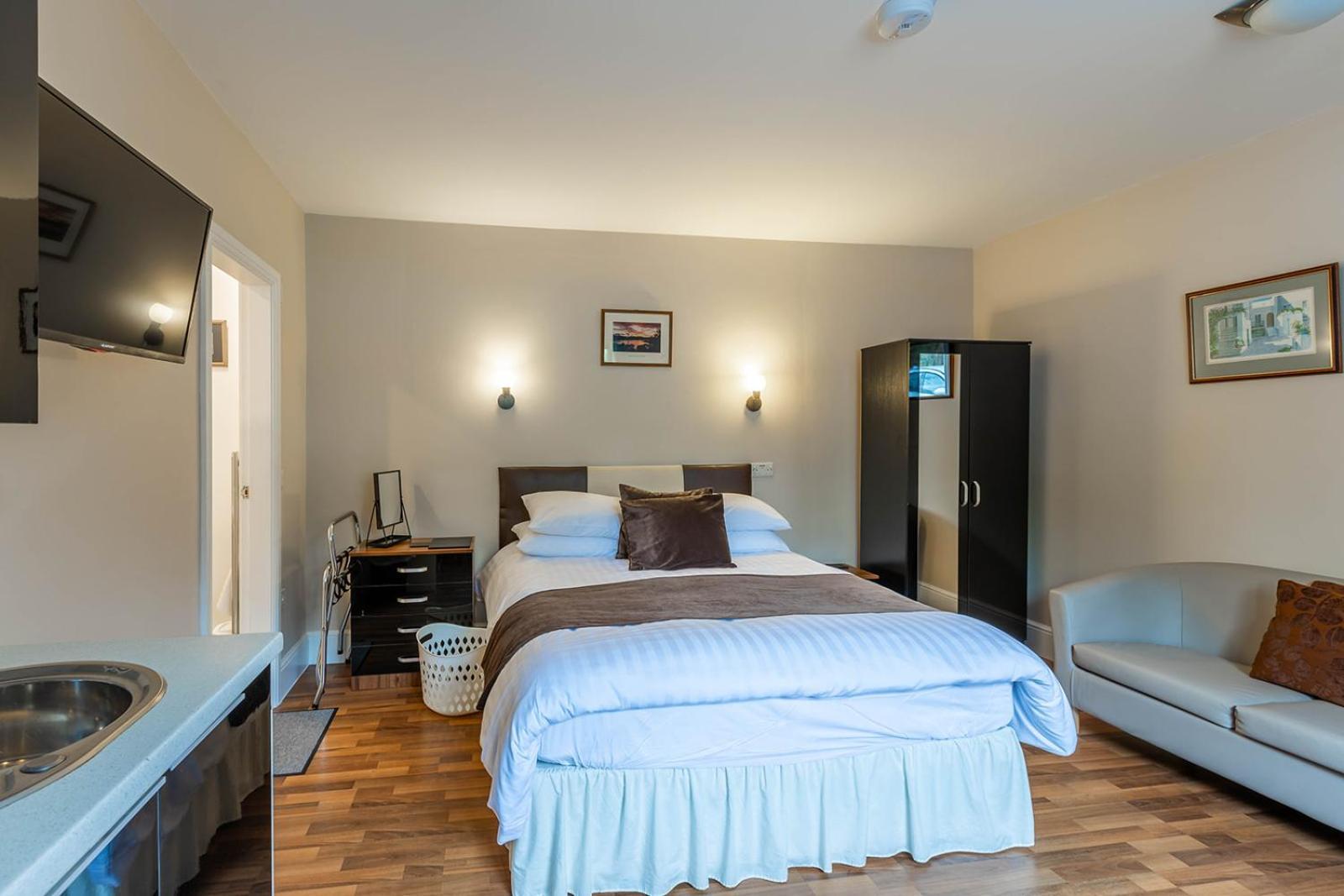 Guest house Roger Ground - With Onsite Car Parking