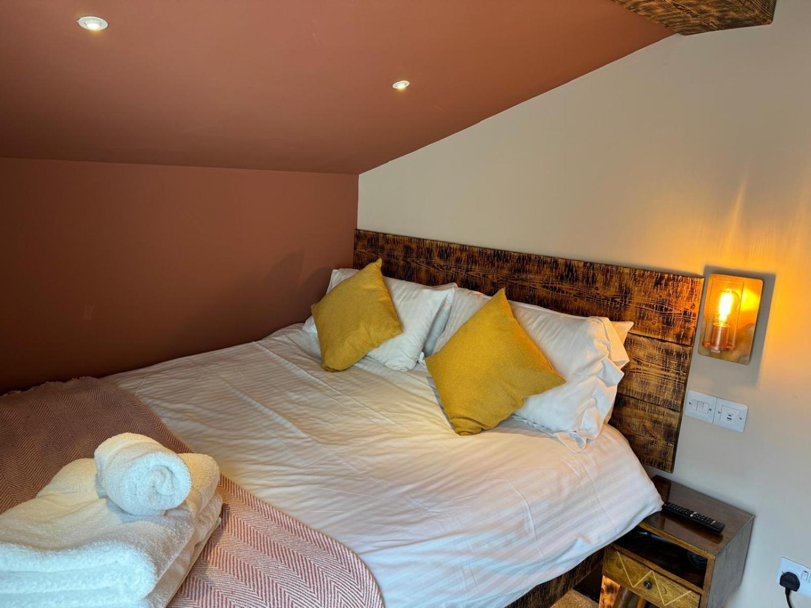 Luxury Single Small Location King Bed * Windermere
