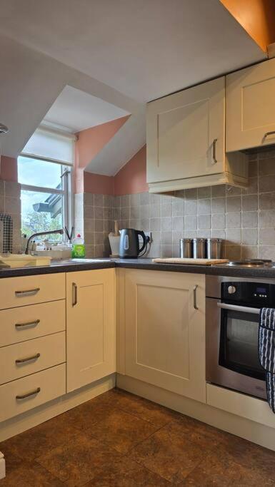 Apartment No8 College Gate *