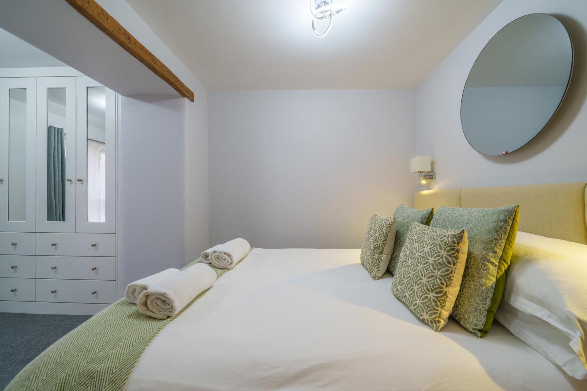 Laburnum - Town Centre, With Parking Holiday home *