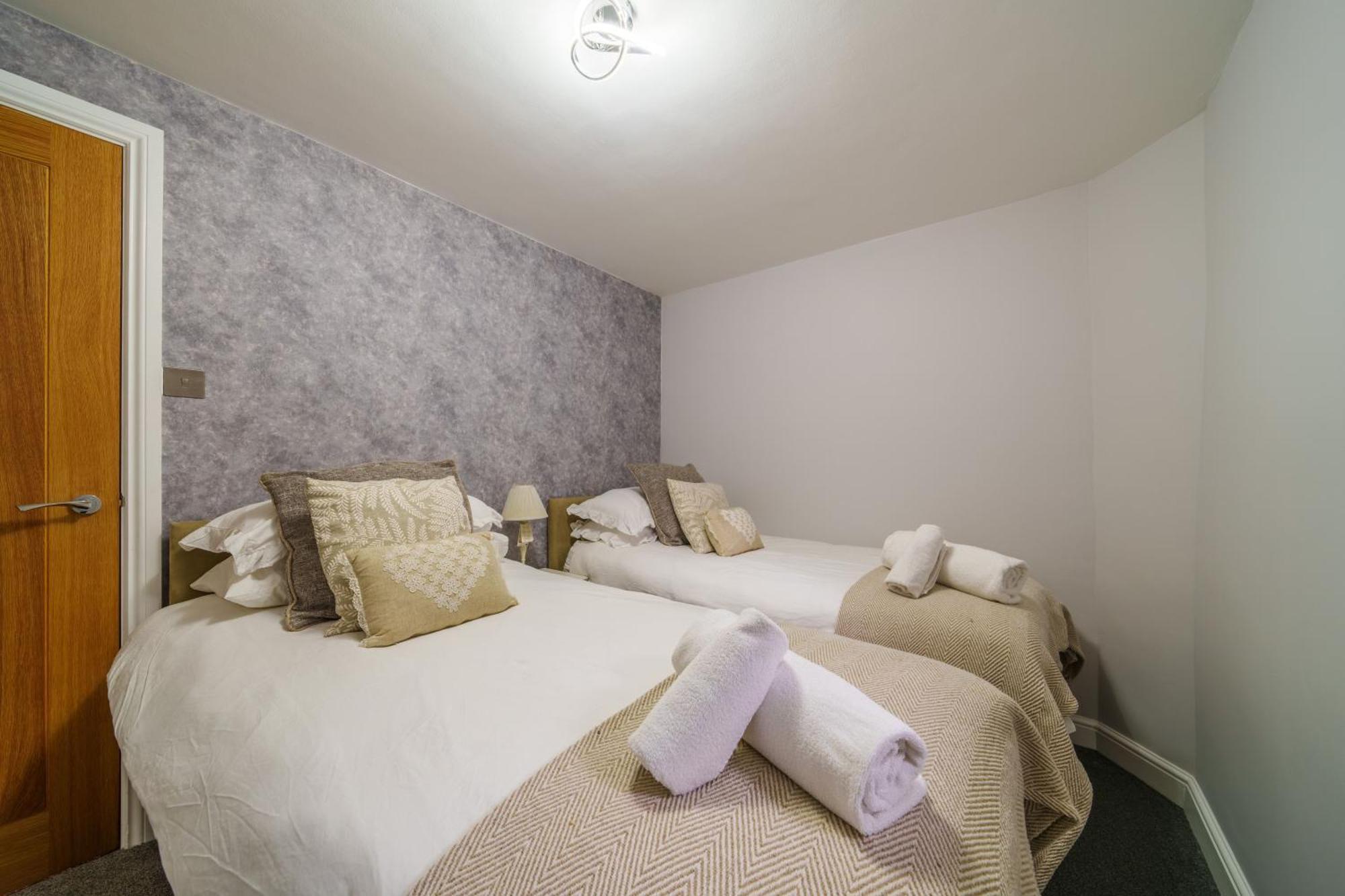 Laburnum - Town Centre, With Parking Holiday home *
