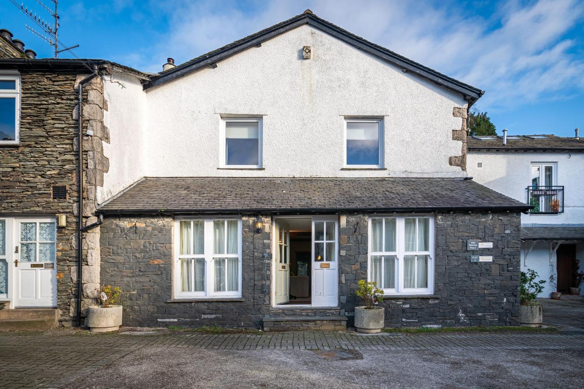 Laburnum - Town Centre, With Parking Holiday home *