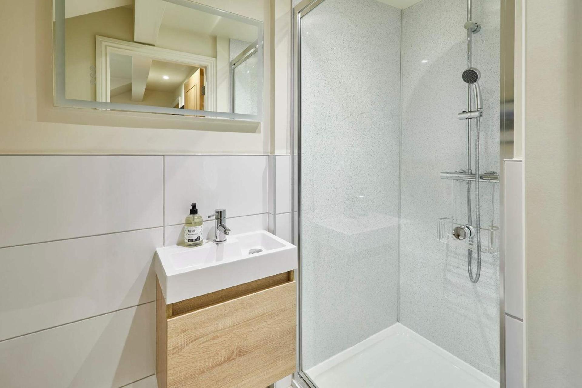 Host & - Hovera * Windermere