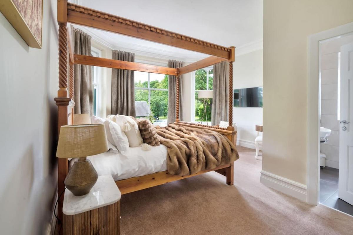 Rosemount X3 Bed Townehouse With Hot Tub & Parking, Holiday home