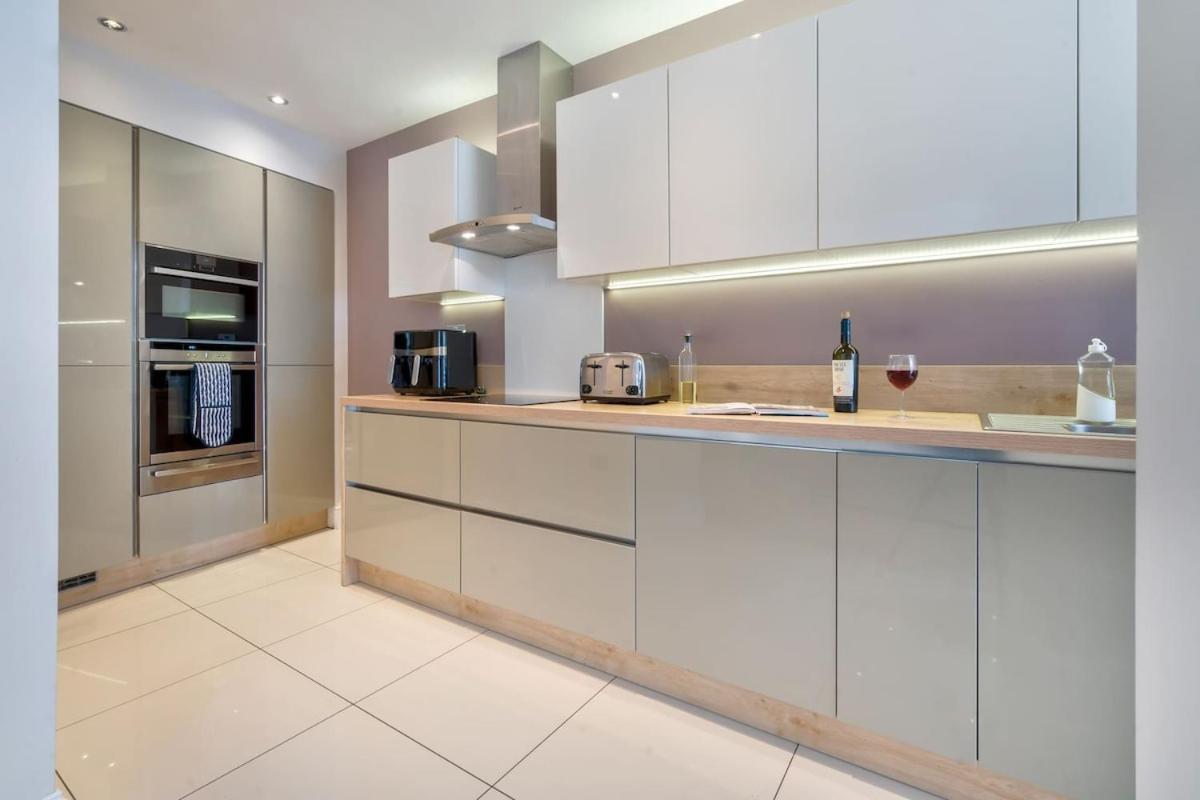 Holiday home Rosemount X3 Bed Townehouse With Hot Tub & Parking, *