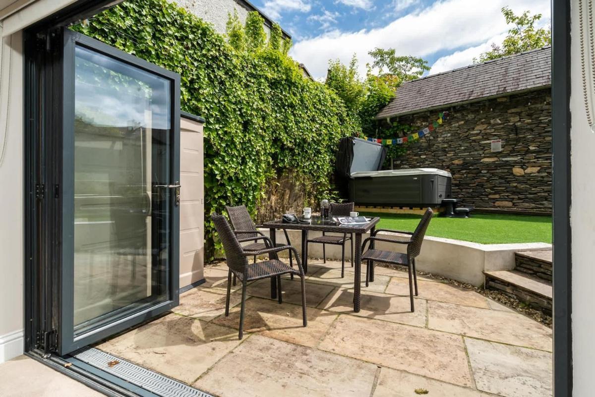 Rosemount X3 Bed Townehouse With Hot Tub & Parking, Holiday home *