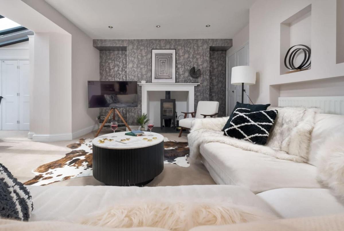Holiday home Rosemount X3 Bed Townehouse With Hot Tub & Parking, *