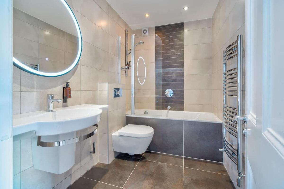 Holiday home Rosemount X3 Bed Townehouse With Hot Tub & Parking,