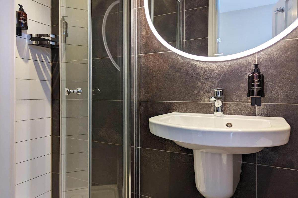 Rosemount X3 Bed Townehouse With Hot Tub & Parking, Holiday home Windermere
