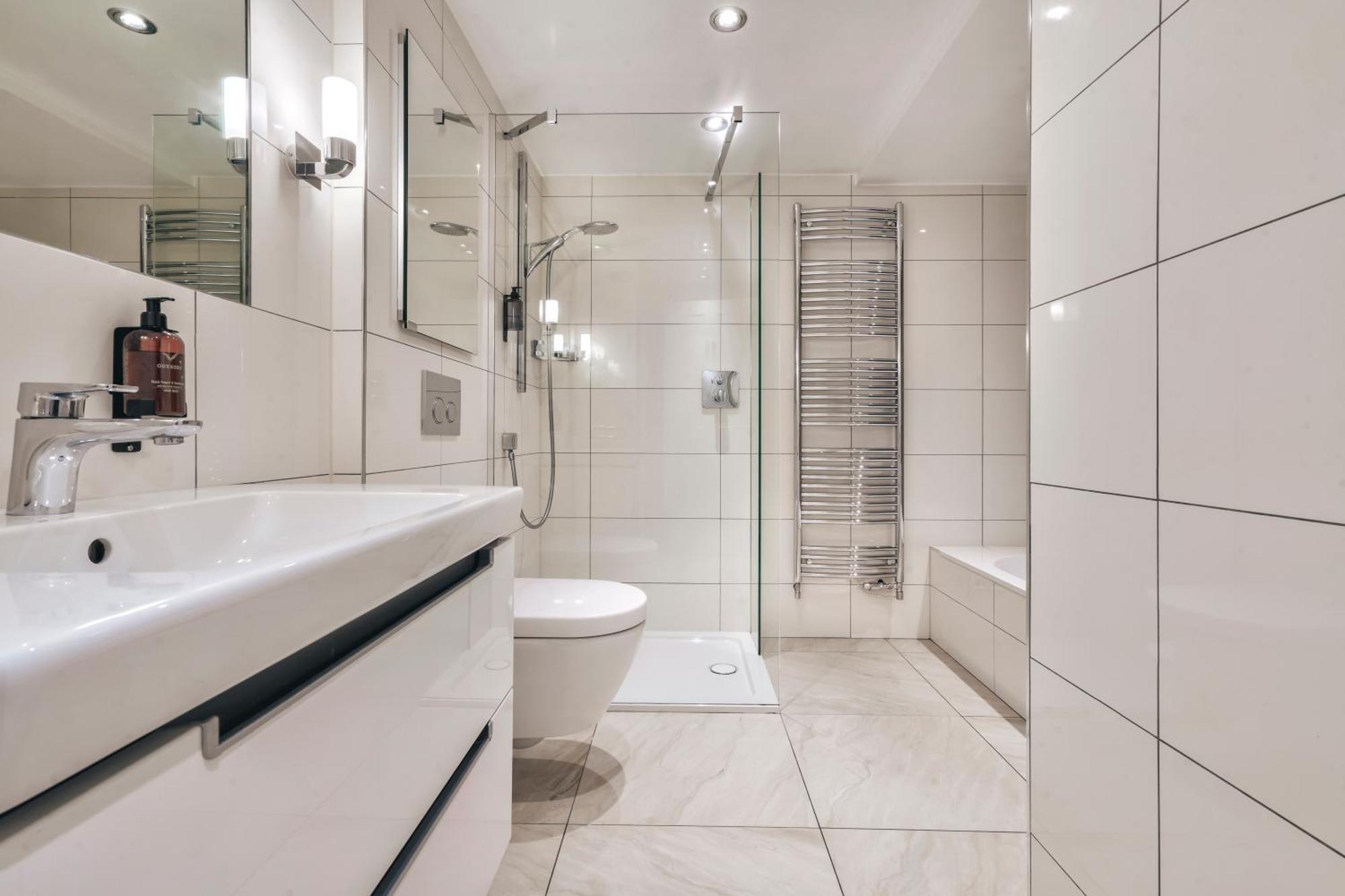 Rosemount District Townhouse With Hot Tub *