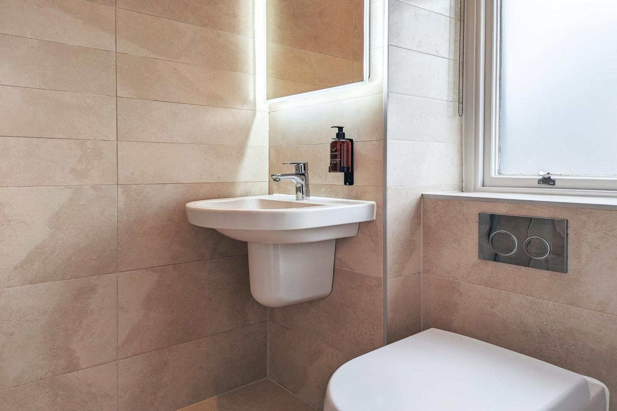 Rosemount District Townhouse With Hot Tub * Windermere