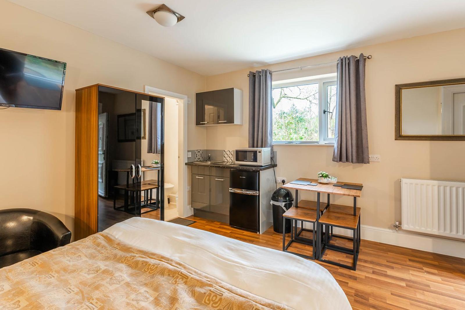 Guest house Roger Ground - With Onsite Car Parking