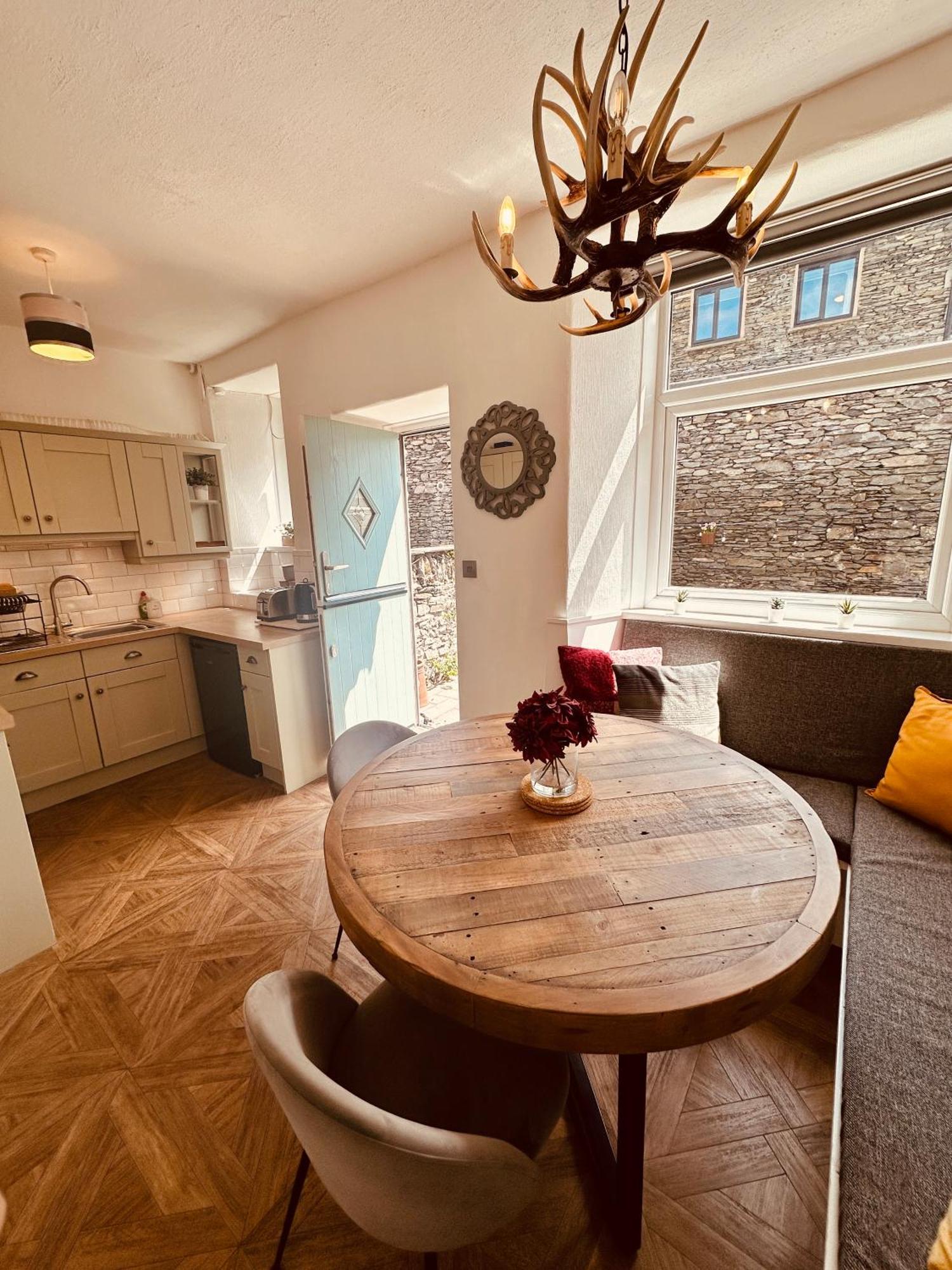Woodland - Private Courtyard - Pet Friendly Retreat In The Heart Of