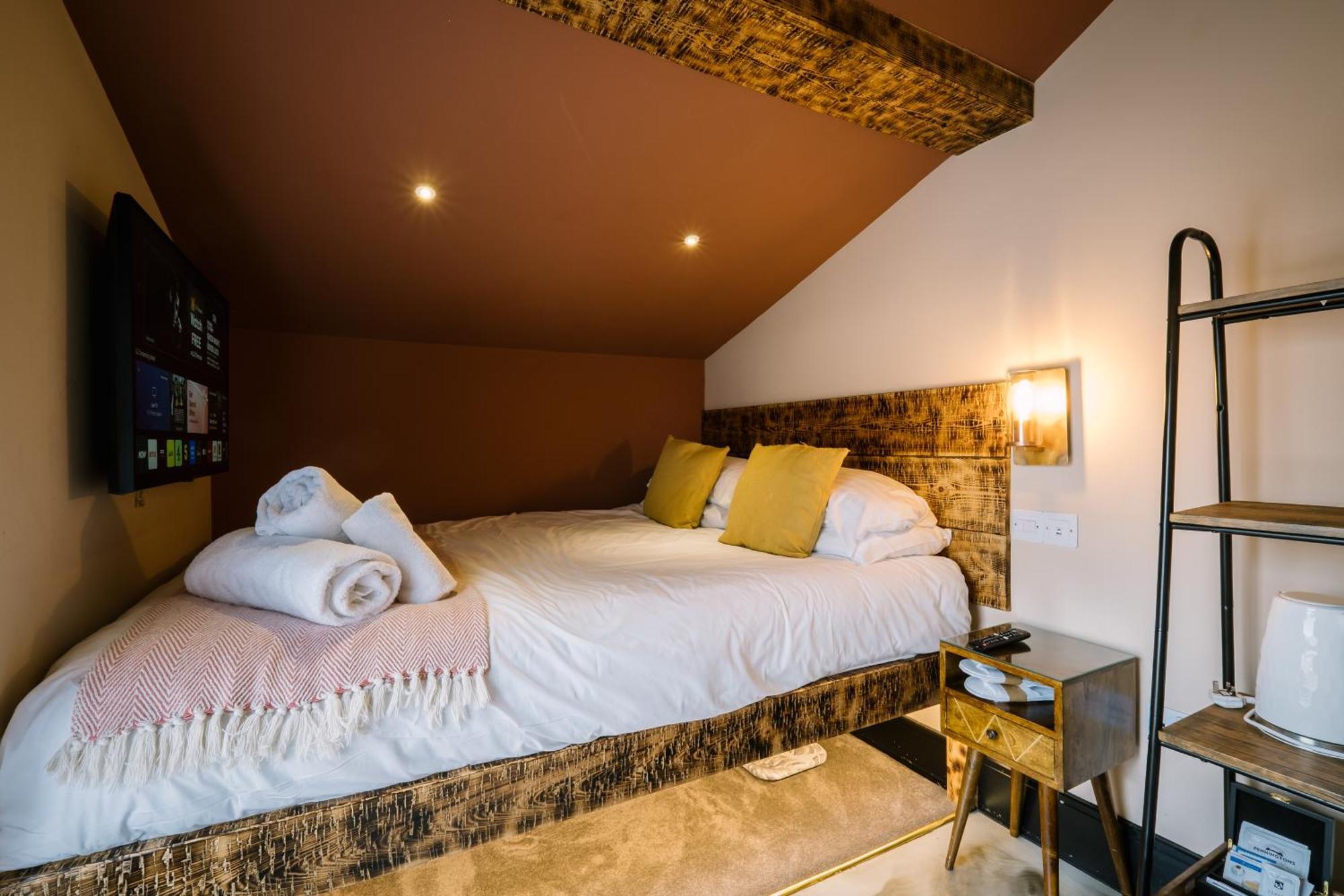Luxury Single Small Location King Bed