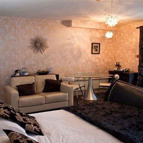 The Howbeck & The Retreat Incl Off-site Health Club And Parking Ev Point Available Guest house