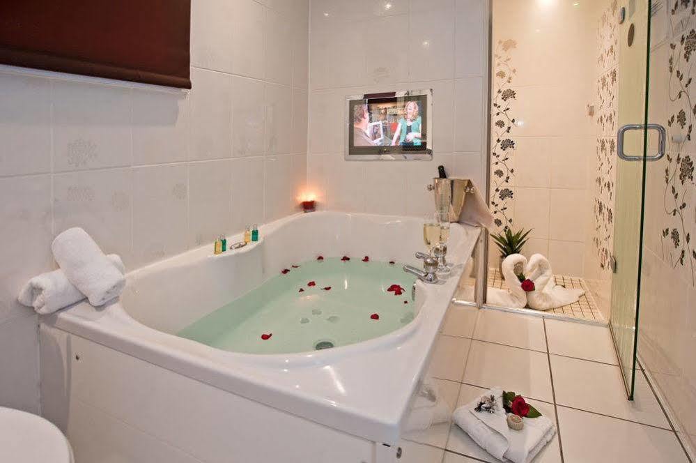 Boutique & Hot Tubs 4*