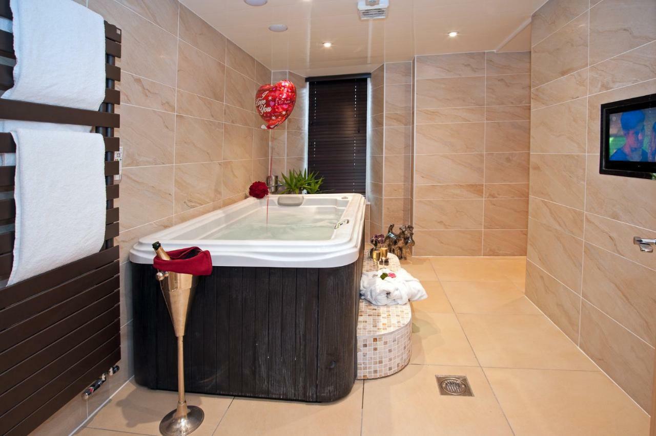 Boutique & Hot Tubs Hotel 4*