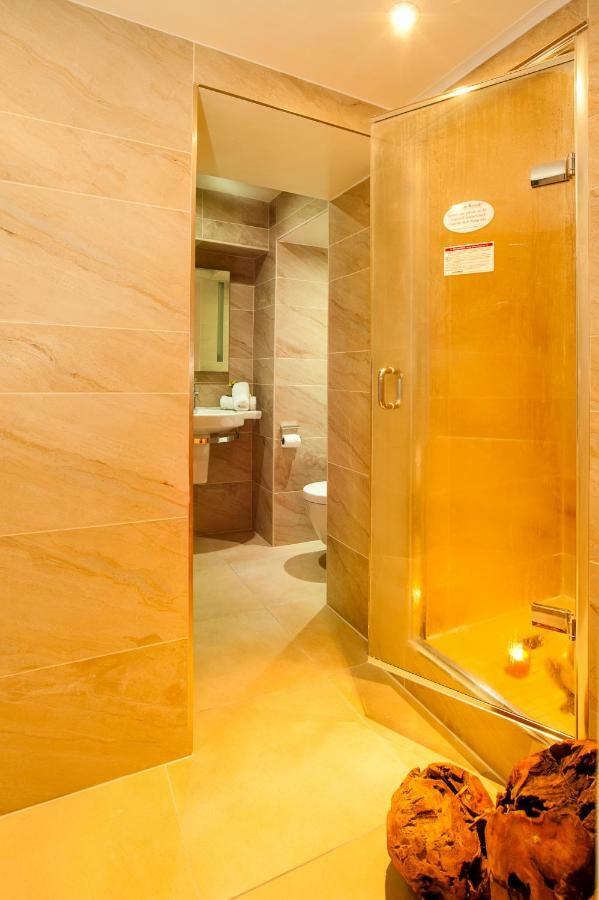 Boutique & Hot Tubs Hotel