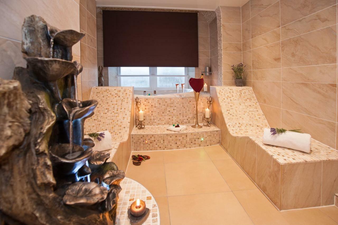Boutique & Hot Tubs 4* Windermere