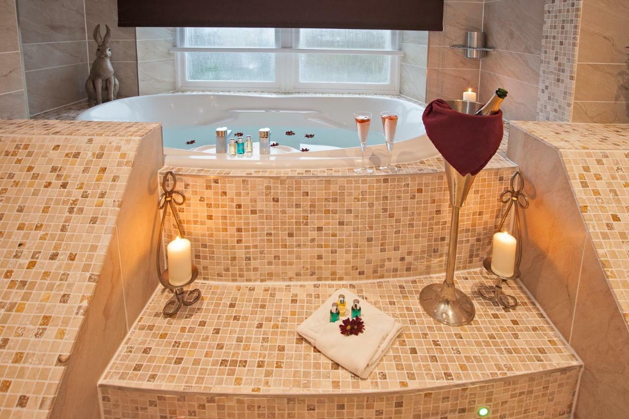 Boutique & Hot Tubs 4*