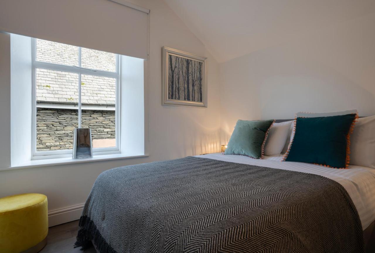 Oak Street Apartment *