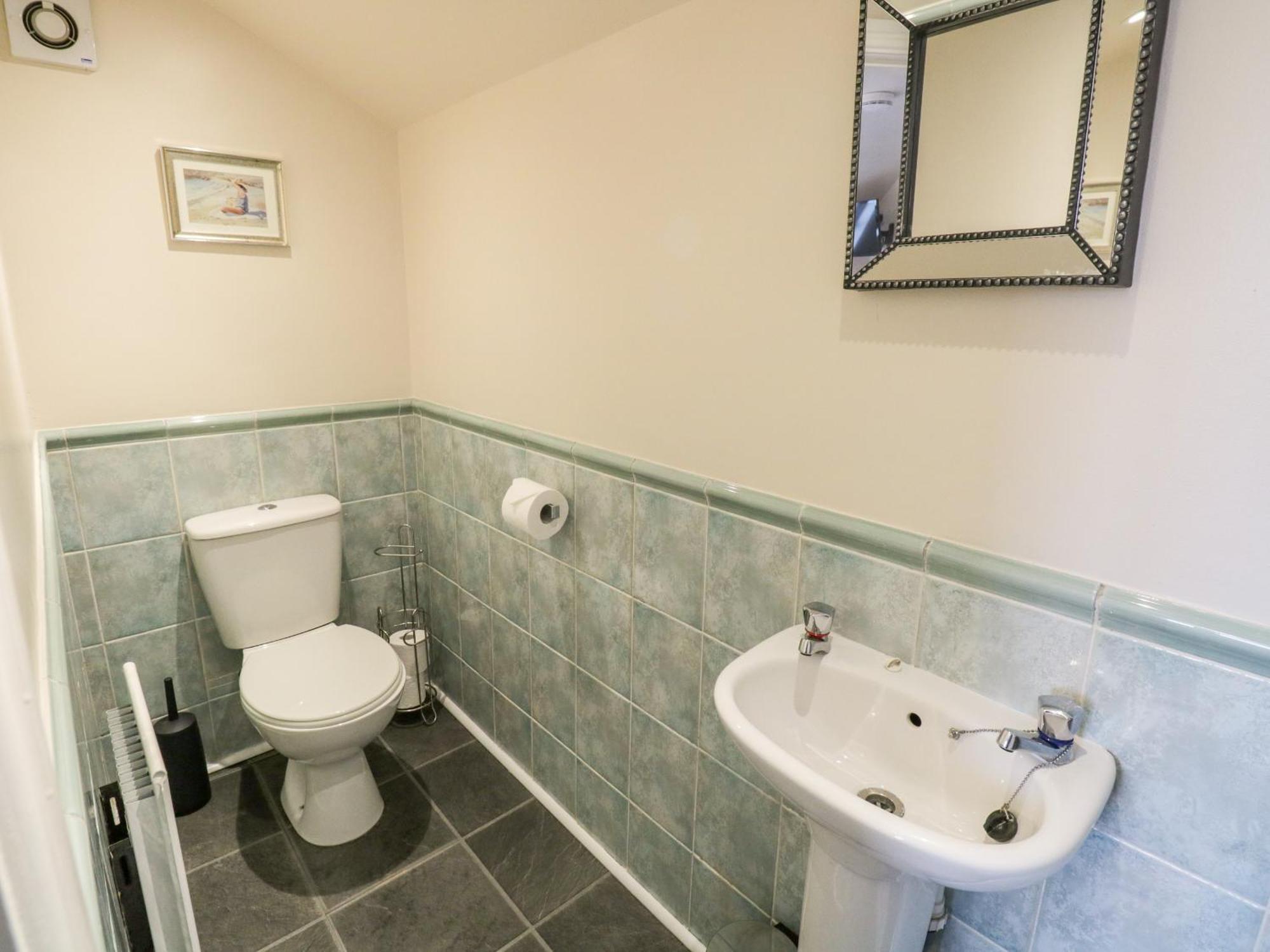 1 Queens Square *