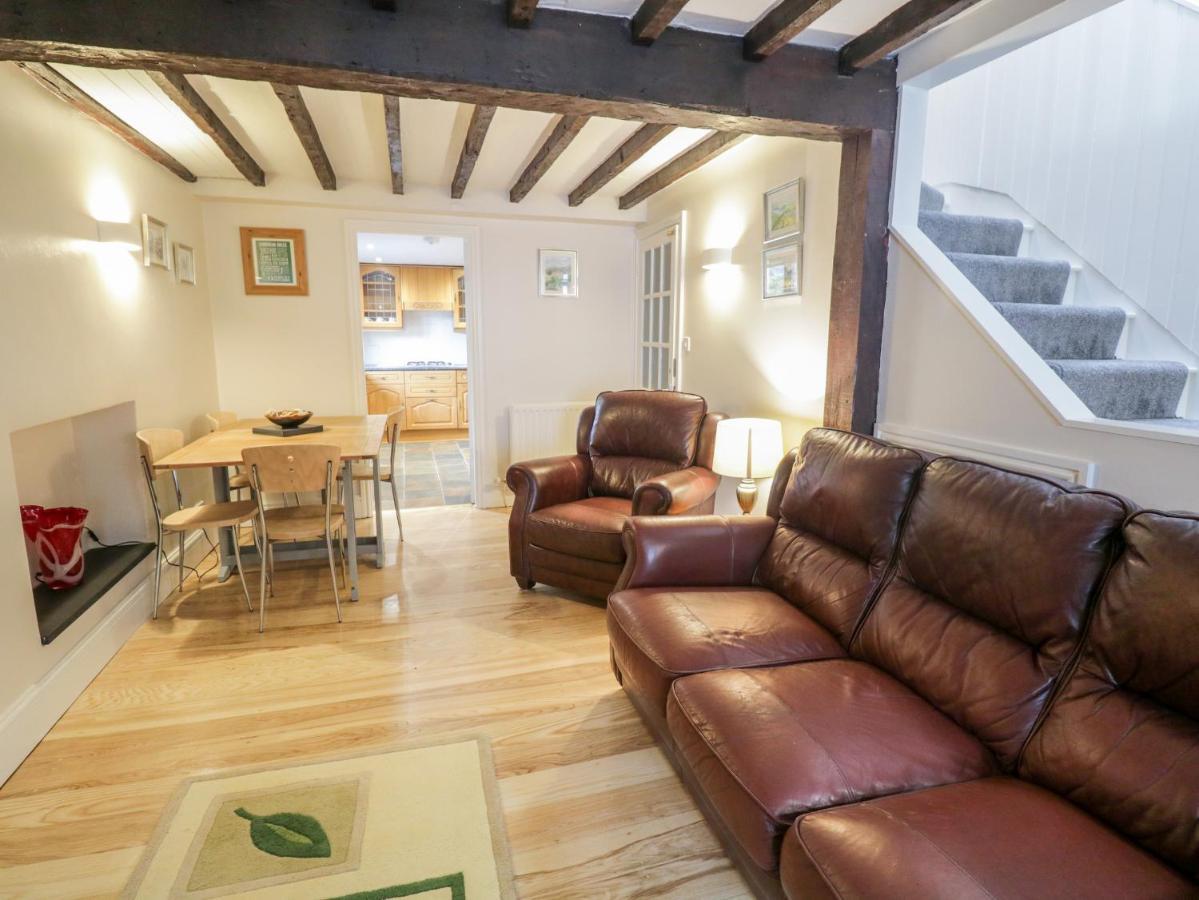 1 Queens Square * Windermere