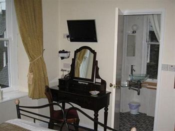 Crompton House Apartment