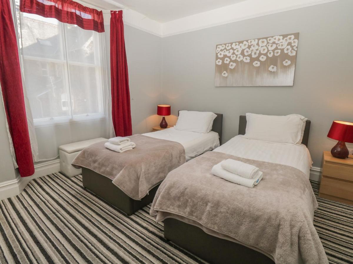 48 Oak Street * Windermere
