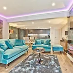 The Mews Boutique Deluxe Apartments, Sleep 2-6 People , Central Location, Free Parking