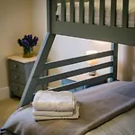 Rockside - Luxury 2 Bedroom Home With Hot Tub Central, Parking Pet Friendly Max 2 Adults Hot Tub Turns Off 930Pm
