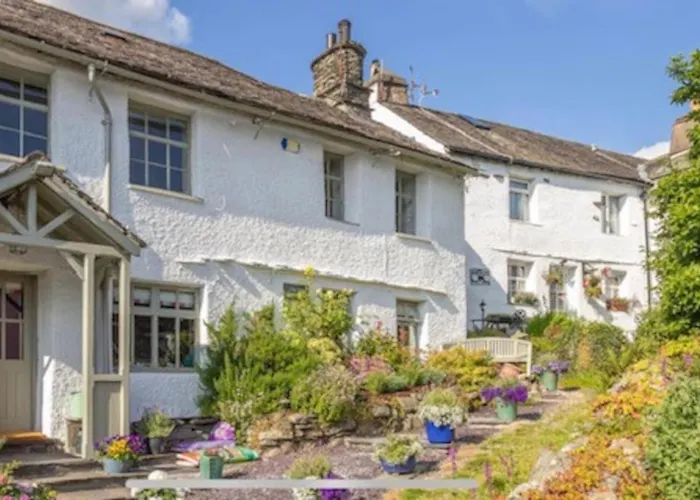The Old Post Office, Cosy Grade II Listed 2 Bed Apartment Windermere