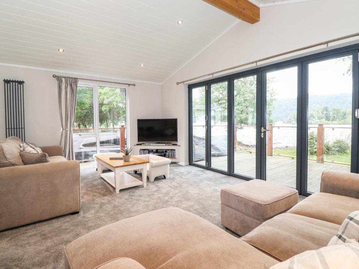 Loubi's Lakeside Holiday home