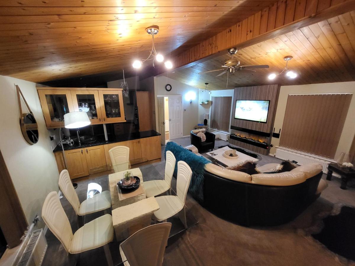 Cheerful 3 Bedroom At White Cross Bay