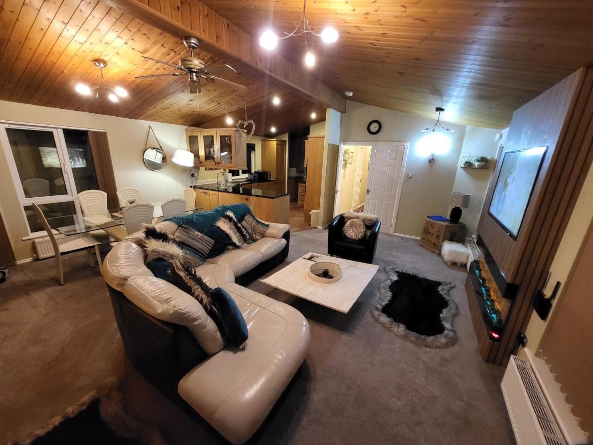 Cheerful 3 Bedroom At White Cross Bay