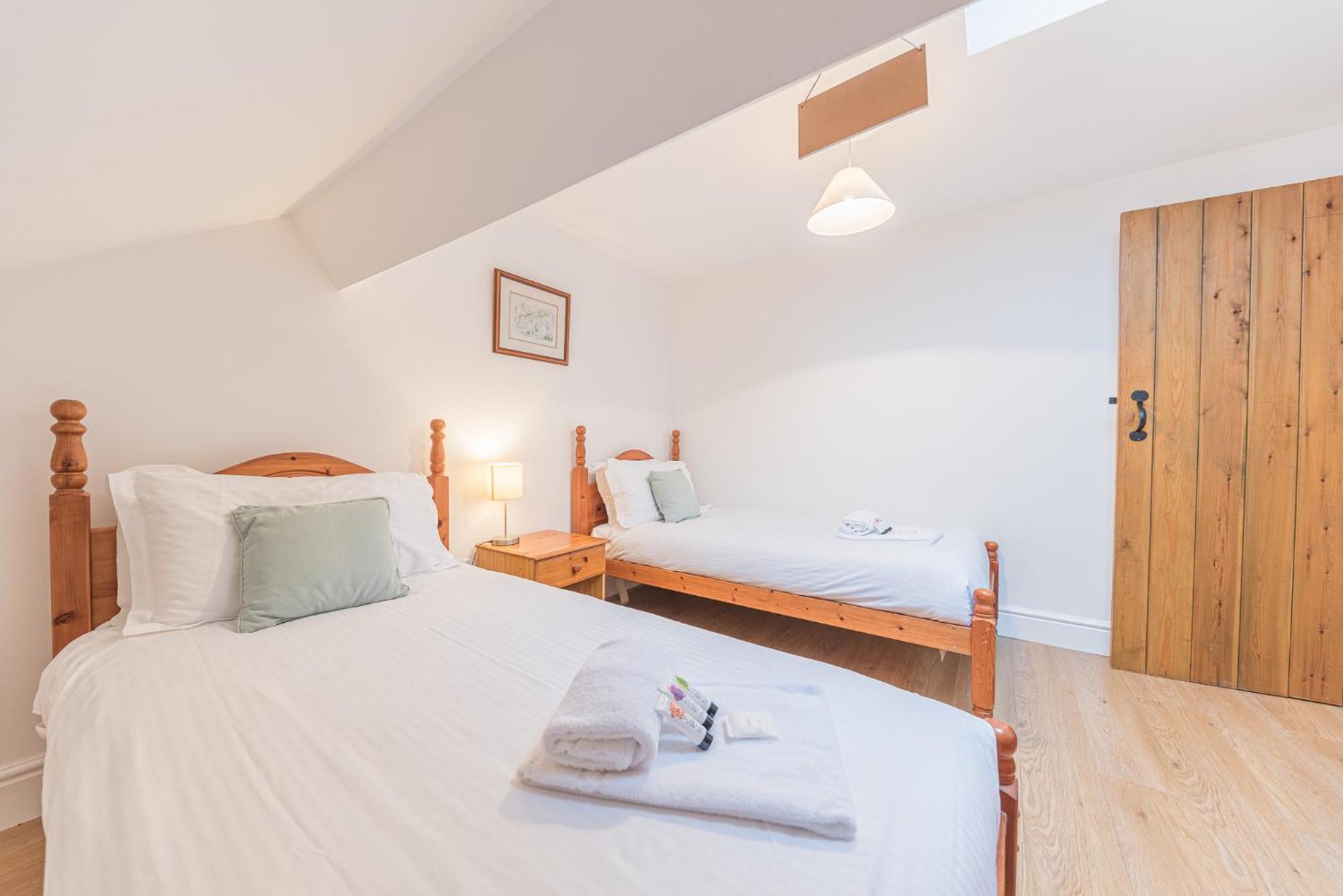 Central Windermere, Victorian Cottage, Family Friendly With Parking And A Wood Burner