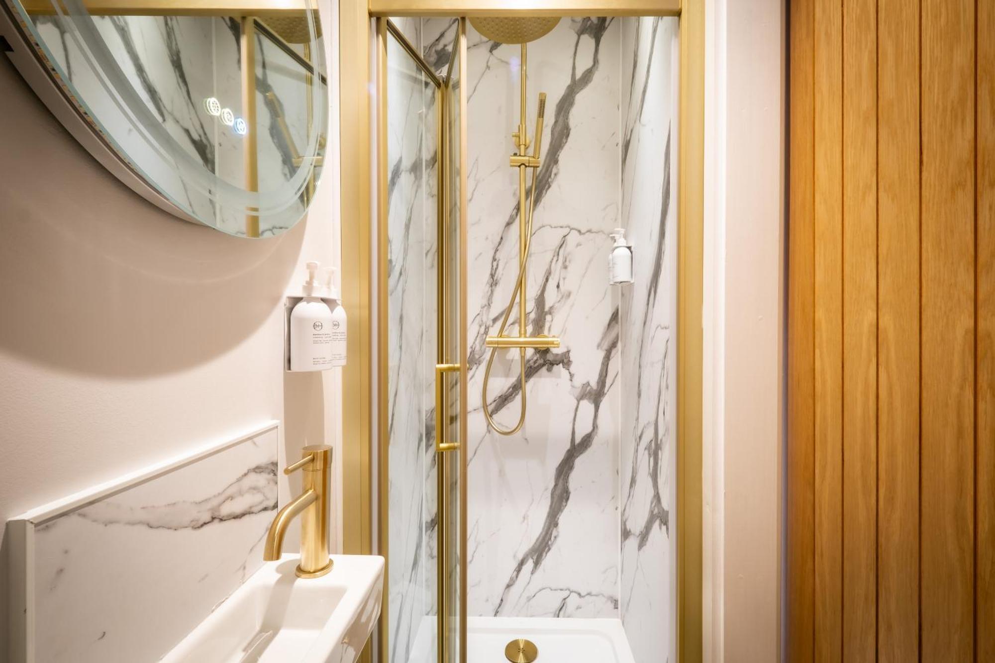 Guest house Icon - Free Off-site Health Club Access With Pool, Sauna, Steam & Gym