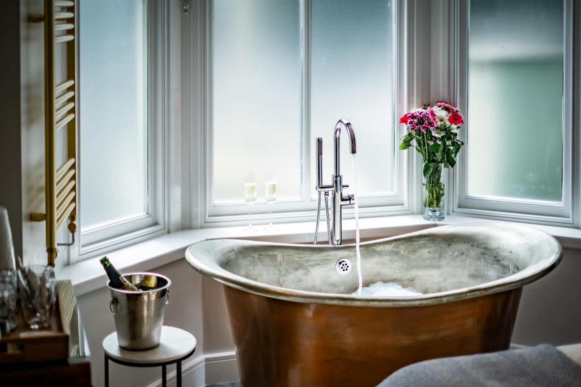 Icon - Free Off-site Health Club Access With Pool, Sauna, Steam & Gym *