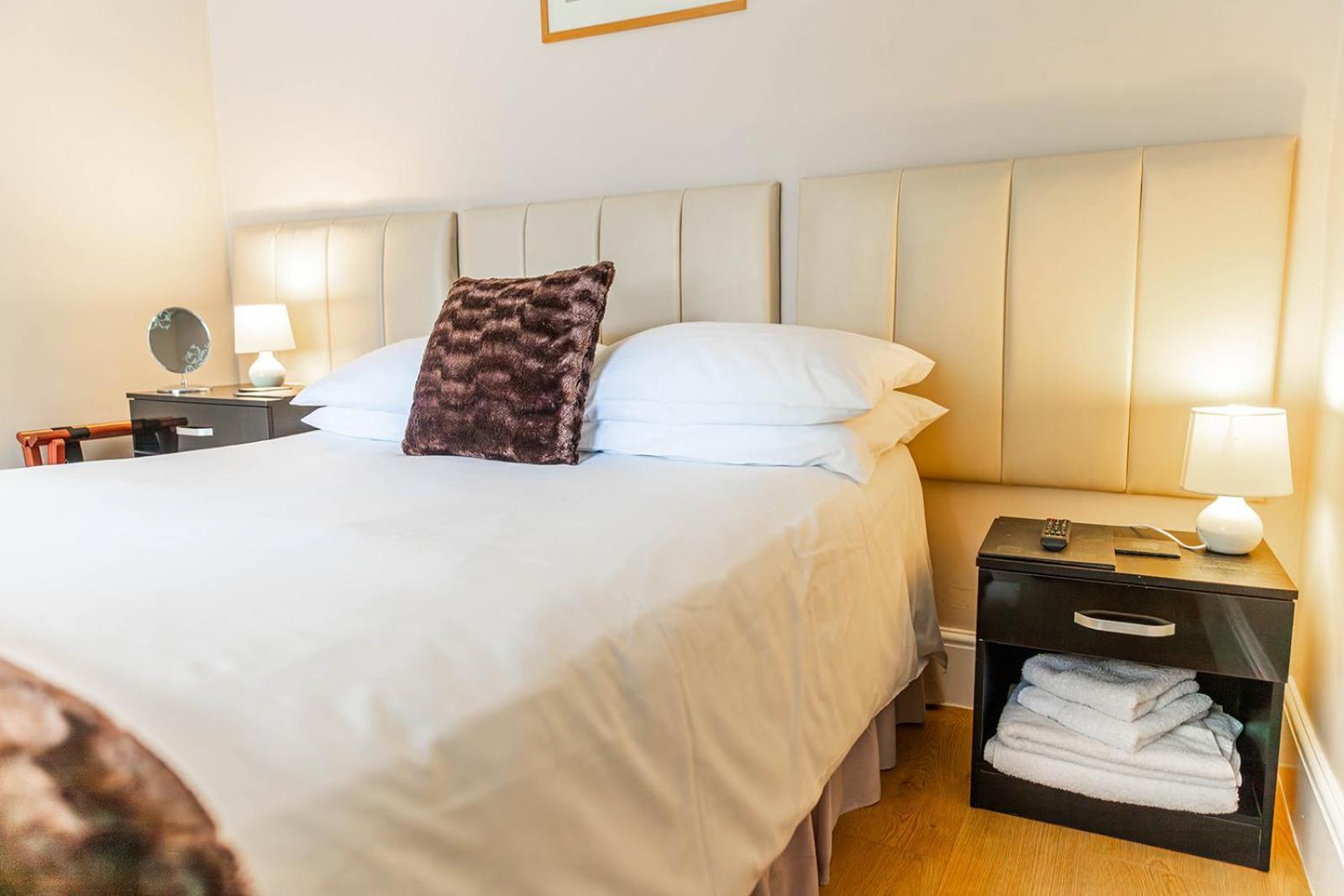 Roger Ground - With Onsite Car Parking Guest house