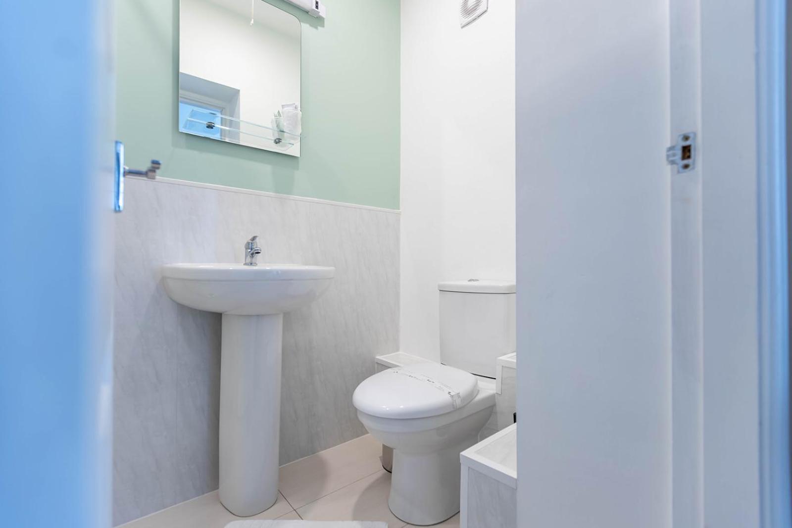 - With Free Car Parking Onsite * Windermere