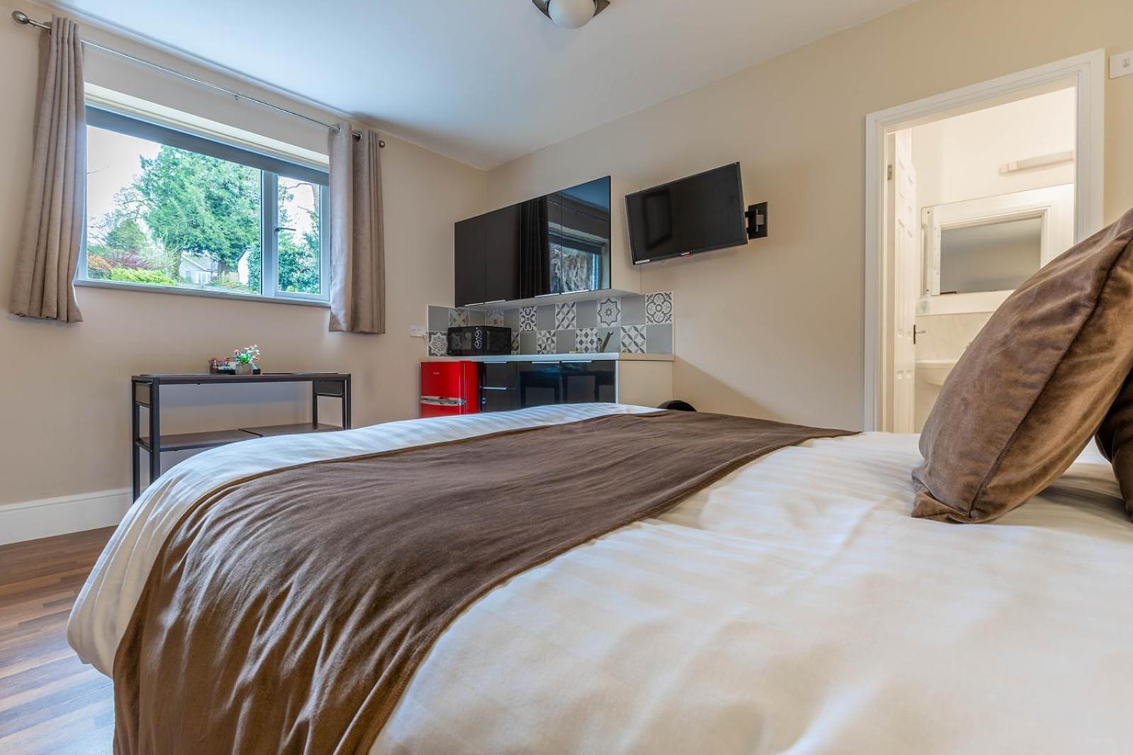 Guest house - With Free Car Parking Onsite *